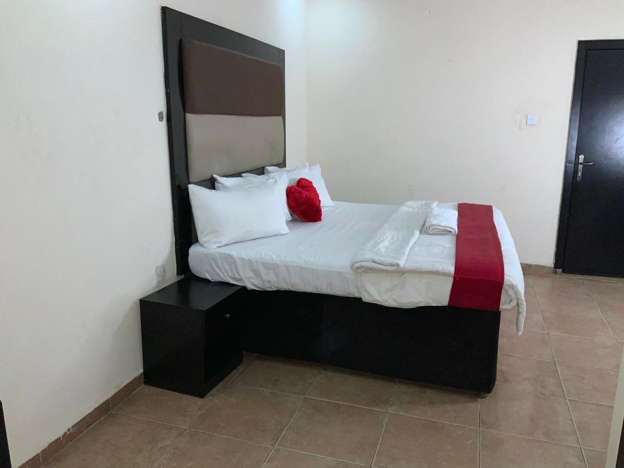 Senators Suites And Towers Hotel Omole Bagian luar foto