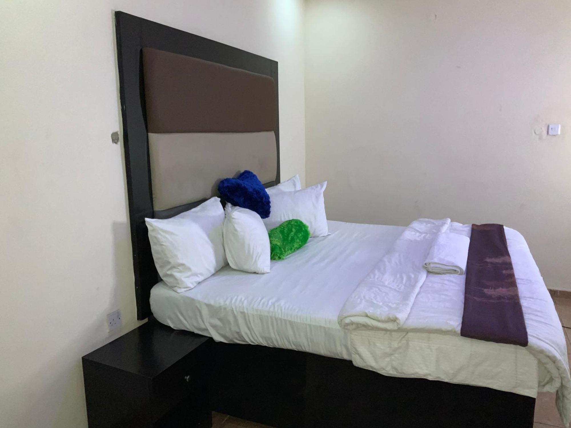 Senators Suites And Towers Hotel Omole Bagian luar foto
