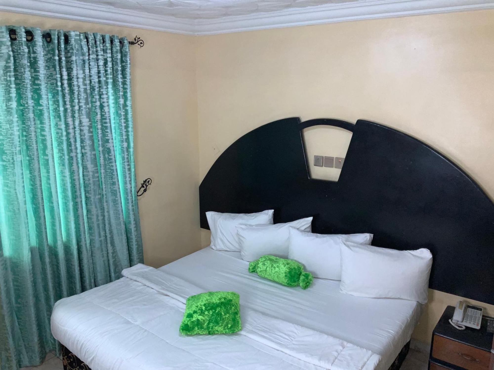 Senators Suites And Towers Hotel Omole Bagian luar foto