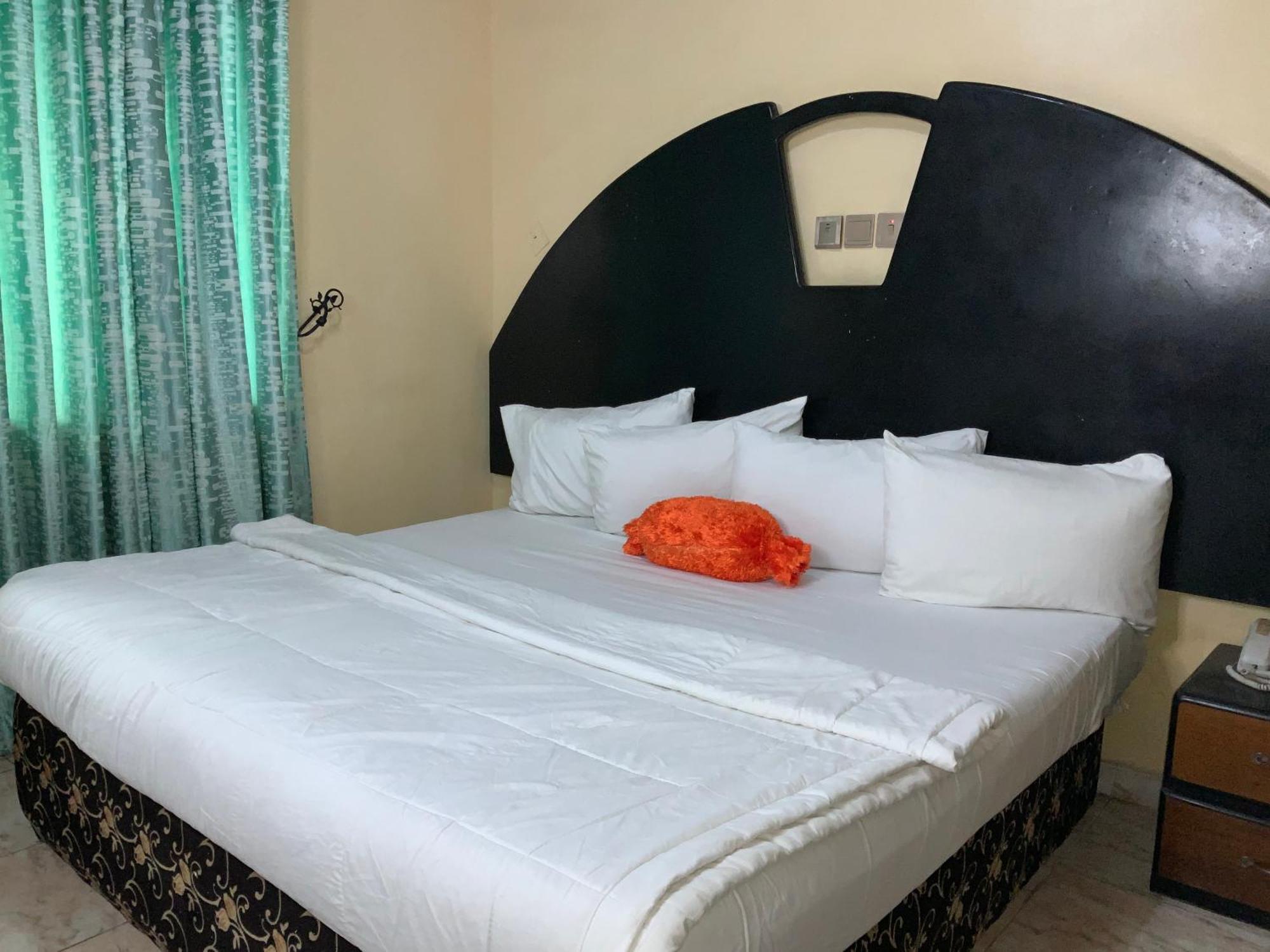 Senators Suites And Towers Hotel Omole Bagian luar foto