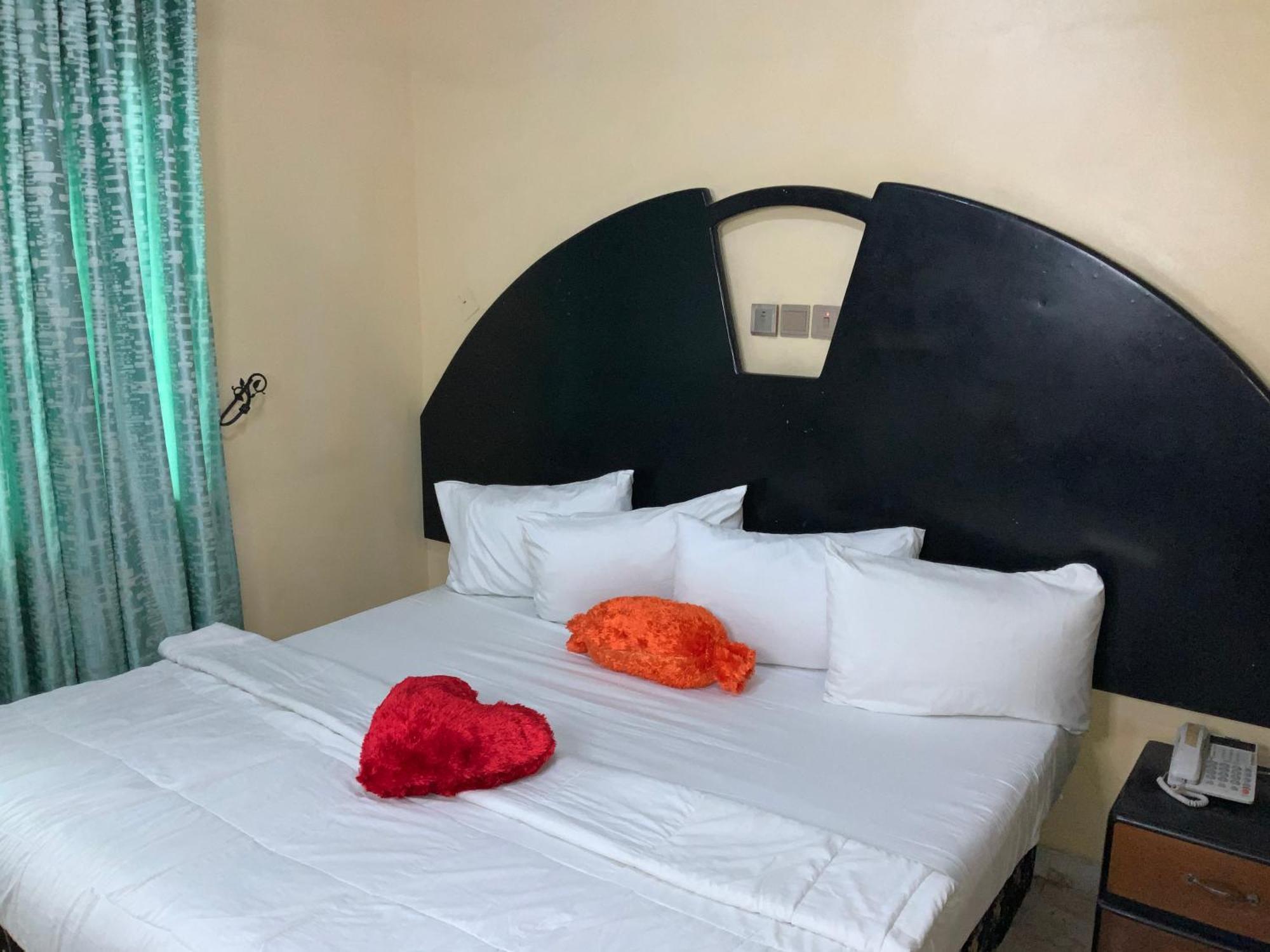 Senators Suites And Towers Hotel Omole Bagian luar foto