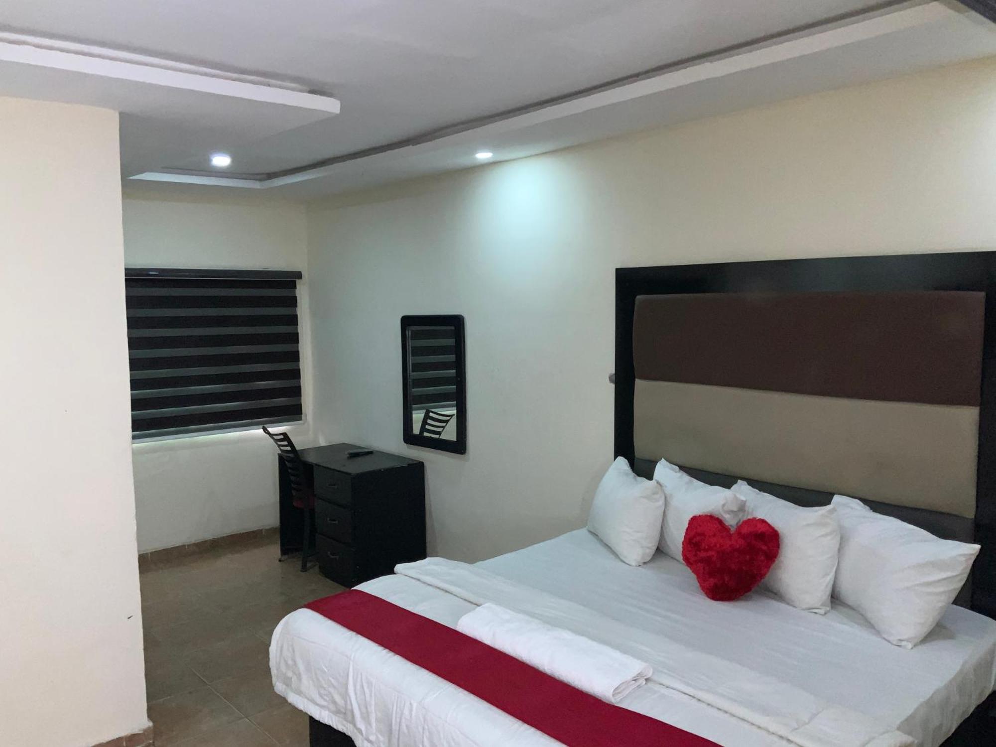 Senators Suites And Towers Hotel Omole Bagian luar foto
