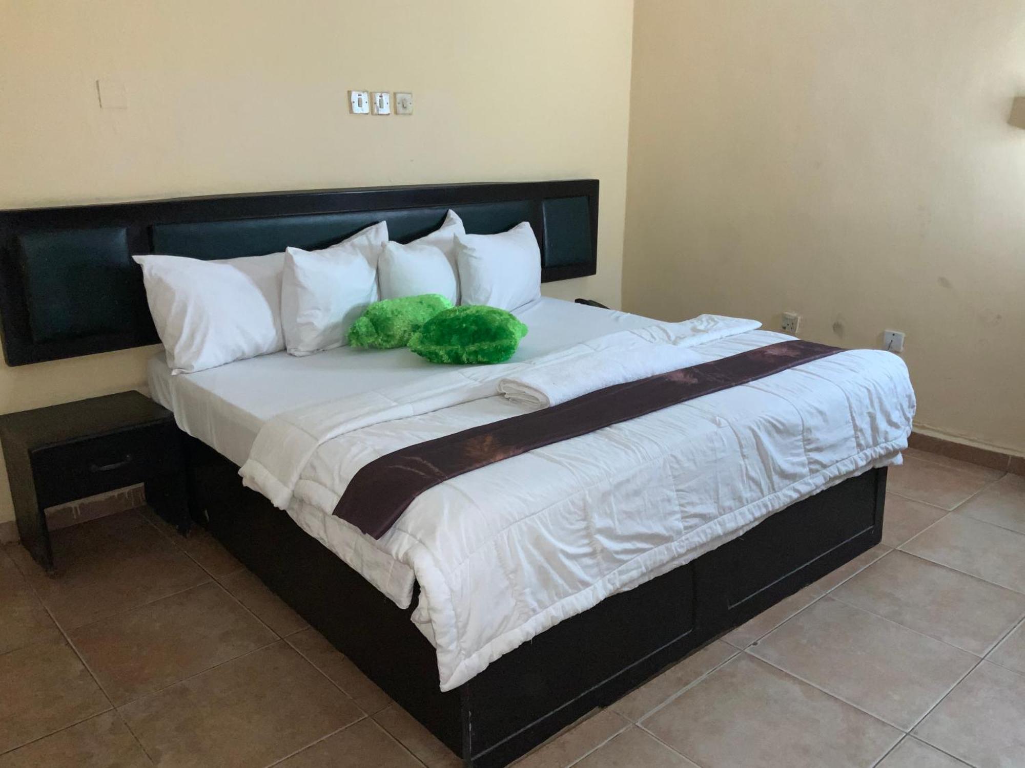 Senators Suites And Towers Hotel Omole Bagian luar foto